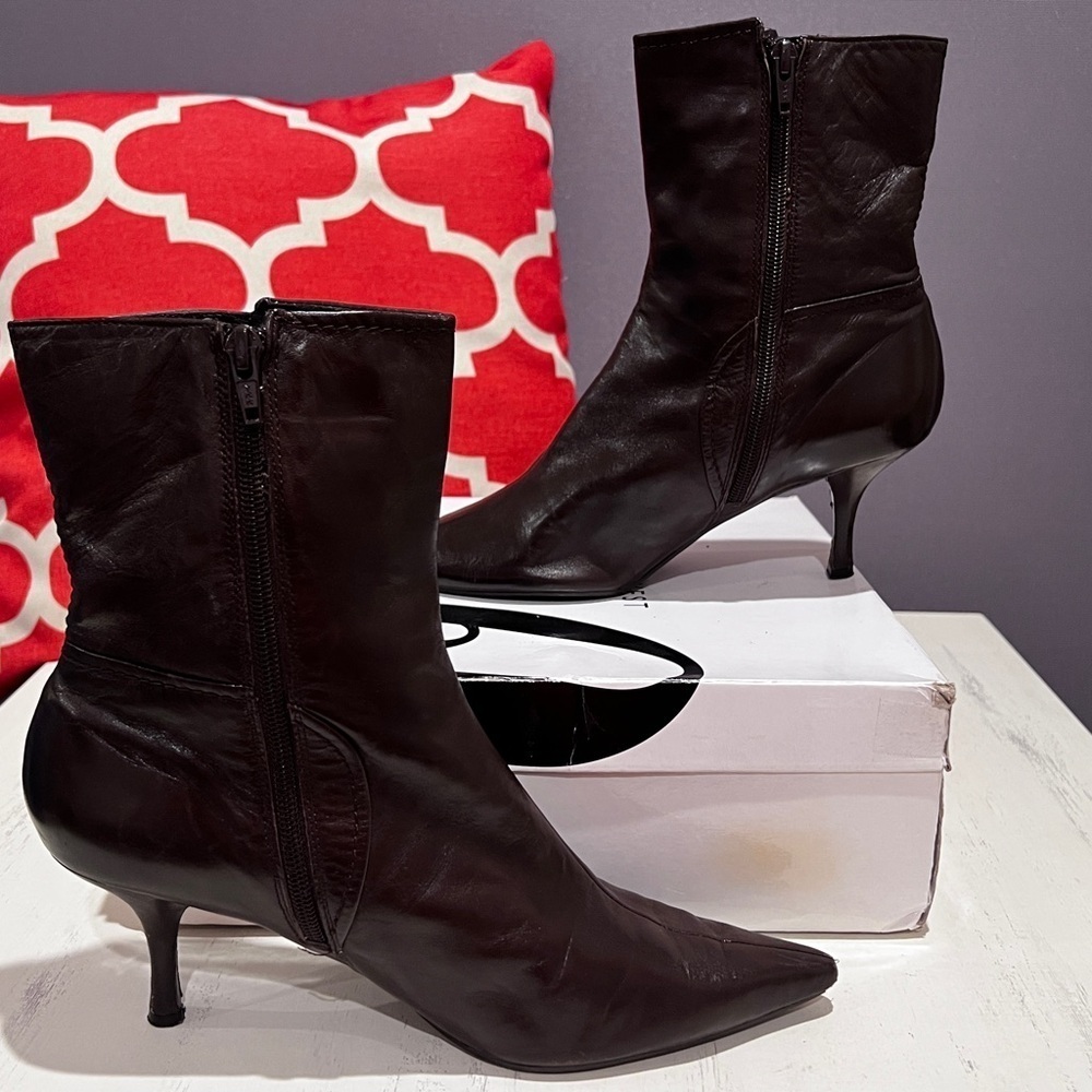 Nine West Brown Heeled Boots with Pointed Toe and Zipper Closure